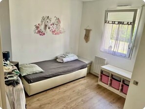 3 Schlafzimmer, Schreibtisch, Bügeleisen/Bügelbrett, Reisekinderbett