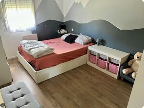 3 bedrooms, desk, iron/ironing board, travel crib