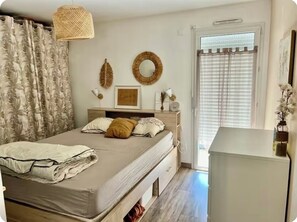 3 habitaciones, escritorio y tabla de planchar con plancha 