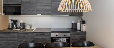 Refrigerador, microondas, lavavajillas, utensilios de cocina