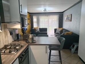 Refrigerador, microondas, horno, placa de cocina