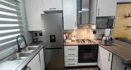 2 Bedroom apartment with 2 queen size beds & a cot, 10 minutes from JHB Airport.