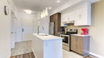 Kylskåp, mikrovågsugn, ugn och diskmaskin