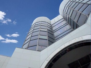 Moderni rakennus, jossa on kaareva julkisivu ja jonka rakenteessa näkyy teksti ”CRYSTAL PLAZA”.