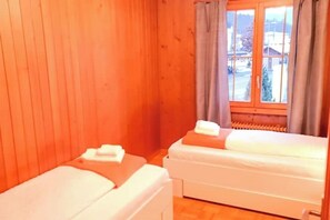 3 bedrooms, iron/ironing board, WiFi, bed sheets