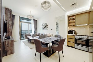 Family dining - Stayis-Luxury 1 BR with City SkylineView (Dubai)