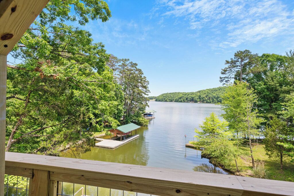 It’s a Shore Thing!  Lakefront Retreat on Watts Bar Lake -Dock, 1500 sq ft decks