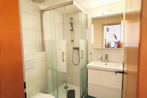 Haartrockner, Handtücher, Seife, Toilettenpapier