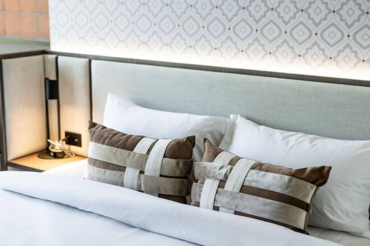 Cofres nos quartos, Wi-Fi de cortesia, roupa de cama