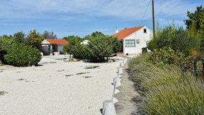 Un quartier résidentiel avec des maisons, une allée gravillonnée et un lampadaire.