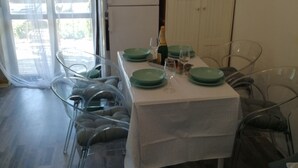 Leilighet (One Bedroom Apartment with Terrace) | Spisestue