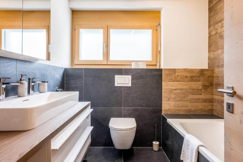 Haartrockner, Handtücher, Seife, Toilettenpapier