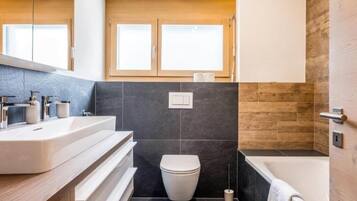 Haartrockner, Handtücher, Seife, Toilettenpapier