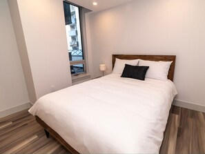 2 soverom, skrivebord, strykejern/-brett og reiseseng for barn