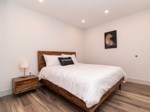 2 Schlafzimmer, Schreibtisch, Bügeleisen/Bügelbrett, Reisekinderbett