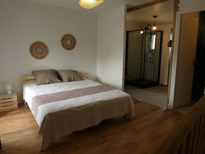 1 dormitorio, tabla de planchar con plancha, cuna de viaje y wifi gratis