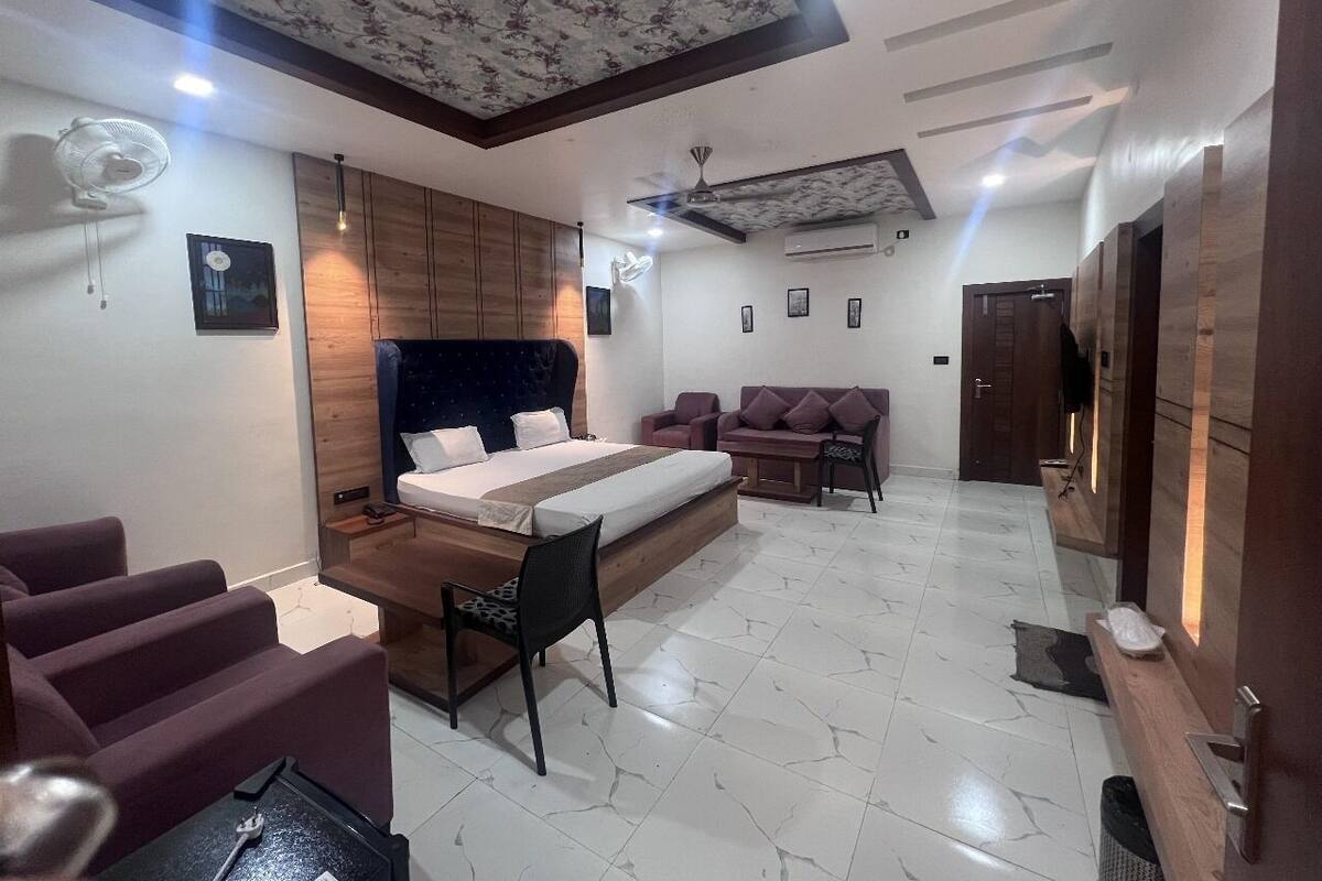 Luxury Suite, City View | Minibar, WiFi (free), bed sheets