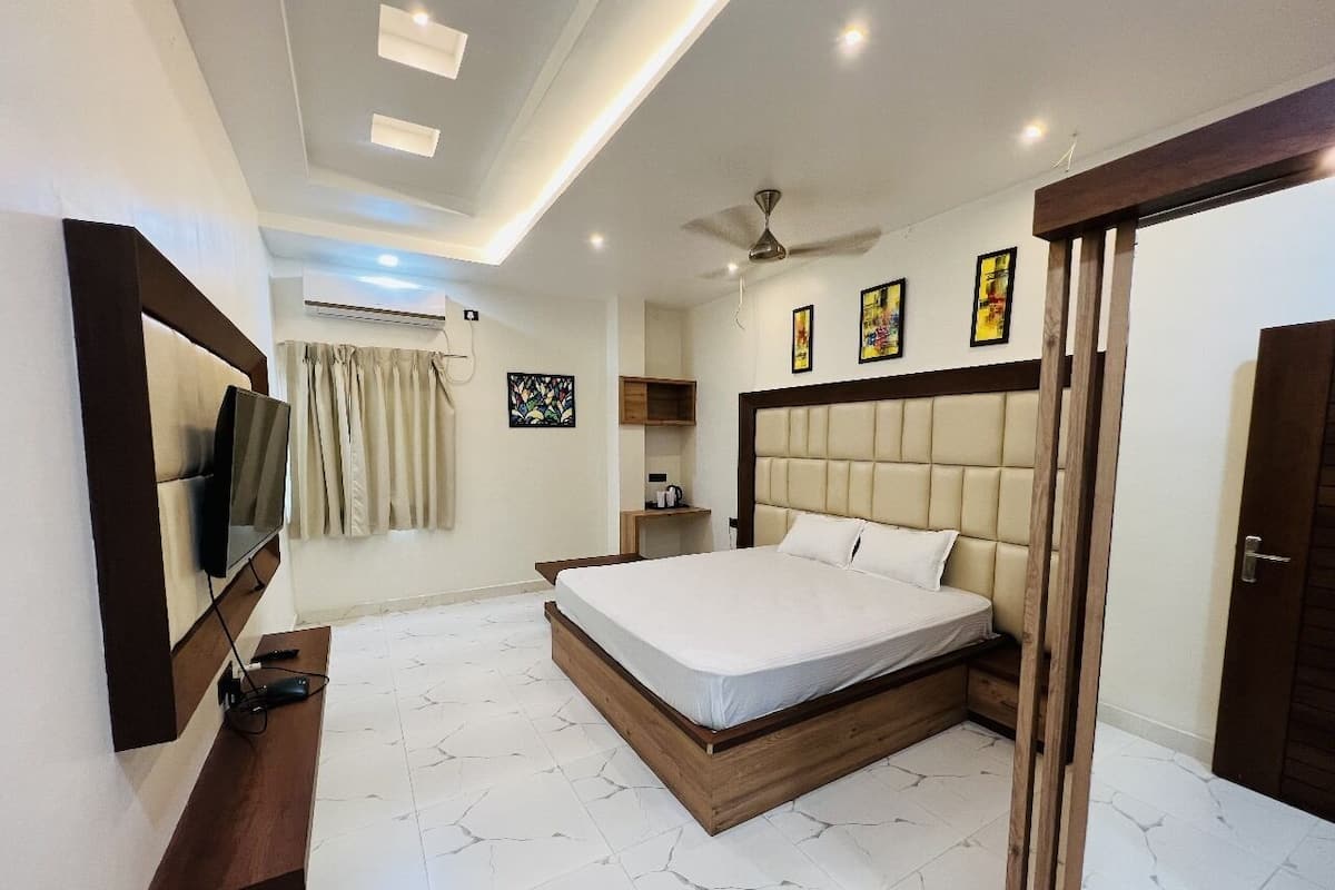 Minibar, WiFi (free), bed sheets