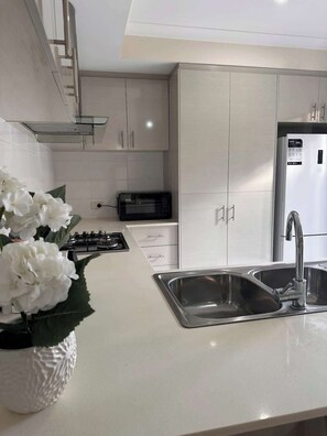 Kjøleskap, ovn, kokeplater og oppvaskmaskin