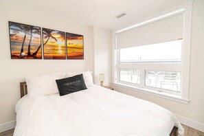 1 habitación, escritorio, tabla de planchar con plancha y cuna de viaje 