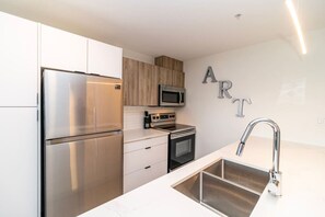 Refrigerador, microondas, horno y lavavajillas 