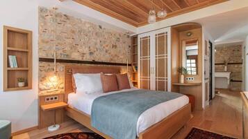 Deluxe Room, 1 Queen Bed | Laptop workspace, blackout drapes, soundproofing, iron/ironing board