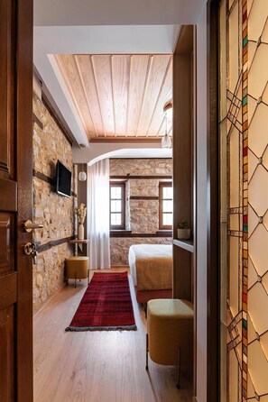 Laptop workspace, blackout curtains, soundproofing, iron/ironing board - Archontiko Kitsou - Boutique Hotel (Kastoria)