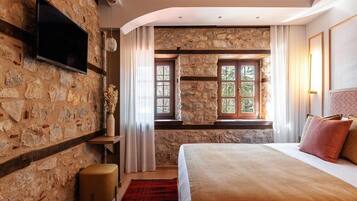 Basic Double Room | Laptop workspace, blackout curtains, soundproofing, iron/ironing board