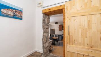 Apartment (One Bedroom Ranch House) | Esszimmer