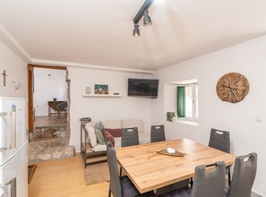 Apartment (One Bedroom Ranch House) | Dining room