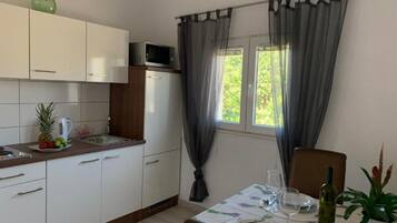 Apartment (One Bedroom Apartment with Balcony (1) | Dining room