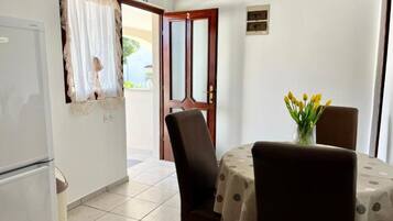 Apartment (One Bedroom Apartment with Balcony (2) | Dining room