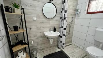 Apartment (One Bedroom Apartment with Balcony (1) | Bathroom | Shower, towels