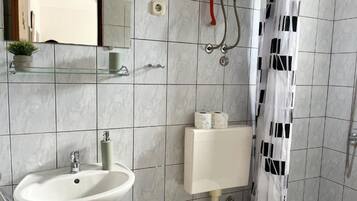 Apartment (One Bedroom Apartment with Balcony (3) | Bathroom | Shower, towels