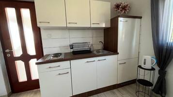 Apartment (One Bedroom Apartment with Balcony (1) | Private kitchen | Fridge