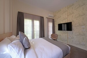 Suite, balcón, vistas a la ciudad | Sistema de insonorización, tabla de planchar con plancha, wifi gratis