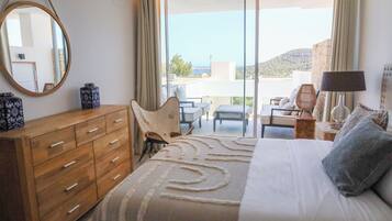 Suite Basic, pemandangan laut | 2 kamar tidur, kedap suara, setrika/meja setrika, dan Wi-Fi gratis