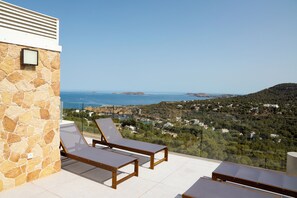 Suíte grand, várias camas, vista para o mar | Vista do quarto