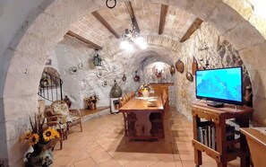 Interior - La Grotta di Nima, Casa Vacanze dal Fascino Rustico tra Roccia, Legno e Mattoni (Pretoro)