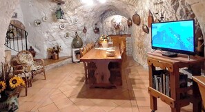 Interior - La Grotta di Nima, Casa Vacanze dal Fascino Rustico tra Roccia, Legno e Mattoni (Pretoro)
