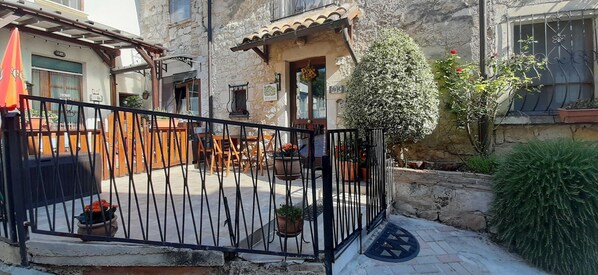 Terrace/patio - La Grotta di Nima, Casa Vacanze dal Fascino Rustico tra Roccia, Legno e Mattoni (Pretoro)