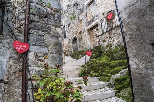 La Grotta di Nima, Casa Vacanze dal Fascino Rustico tra Roccia, Legno e Mattoni