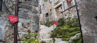 La Grotta di Nima, Casa Vacanze dal Fascino Rustico tra Roccia, Legno e Mattoni