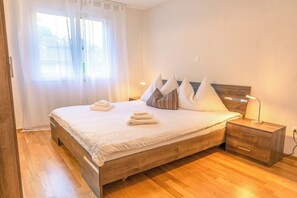 3 bedrooms, iron/ironing board, WiFi, bed sheets