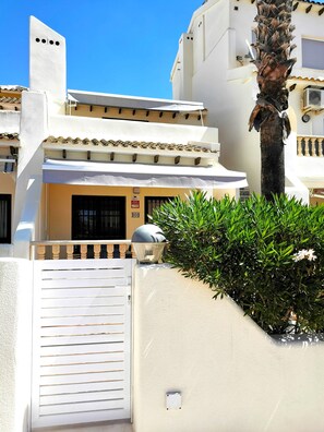 Exterior detail - Magnificent house renovated in 2024, quiet location, close to everything (VC)