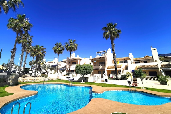 Une des 5 piscines communautaires proche de la maison