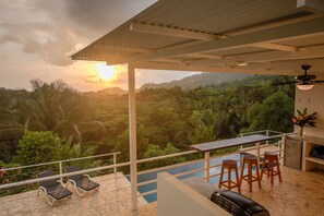 Outdoor dining - Magnificent jungle hideaway with infinity pool near beach (Playa Hermosa)