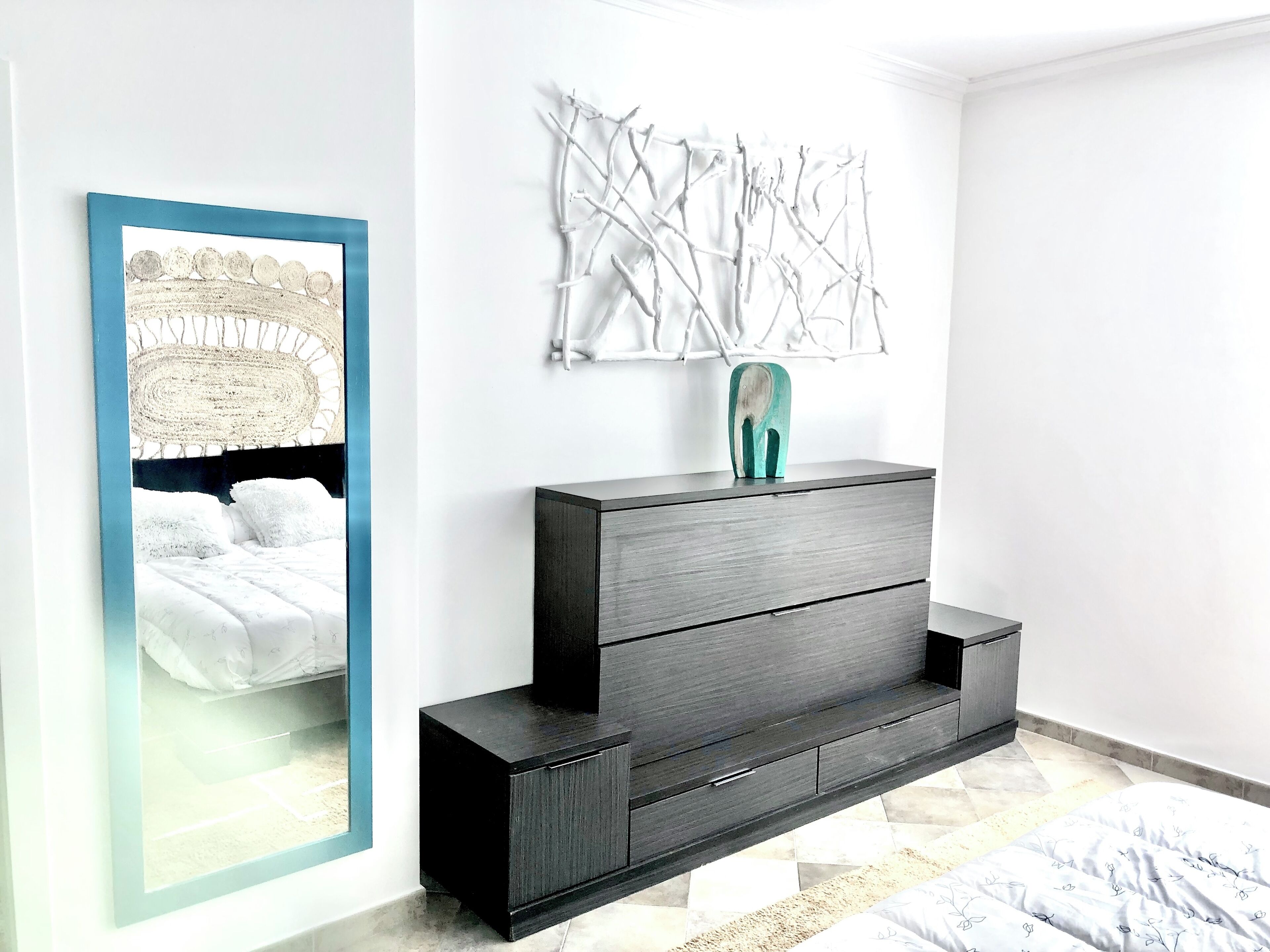 3 habitaciones, escritorio y tabla de planchar con plancha 