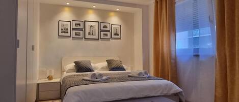 2 عدّة غرف نوم ومكواة/لوح كي وواي فاي وملاءات أسرّة