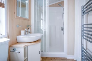 Shower, towels - Manor 5 Lodge - 2 Bedroom Lodge - Pendine (Carmarthen)